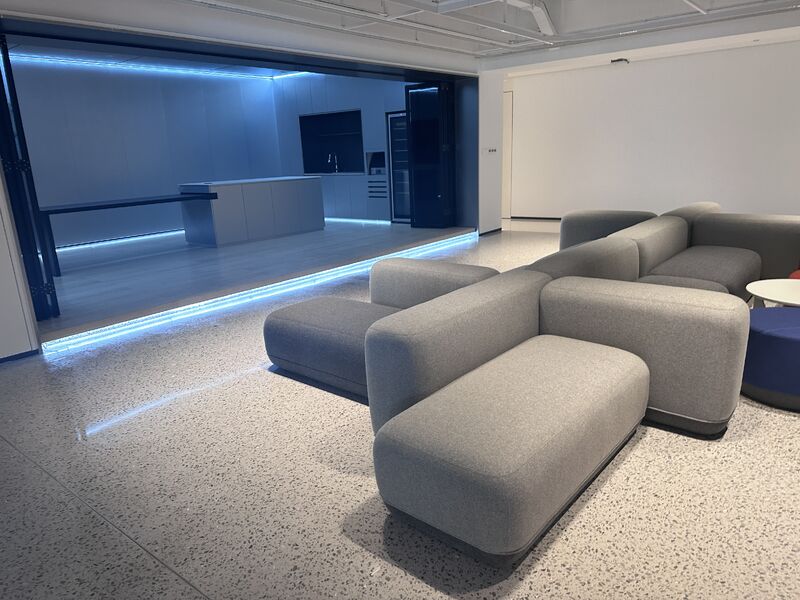 بلاط تيرازو غير عضوي عالي الأداء، متين ومقاوم للبقع، للمكاتب العصرية | وايون